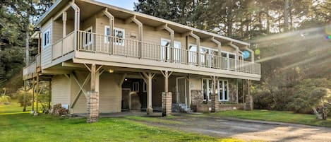 Coos Bay Vacation Rental | 3BR | 2BA | 2,100 Sq Ft | 2 Stories