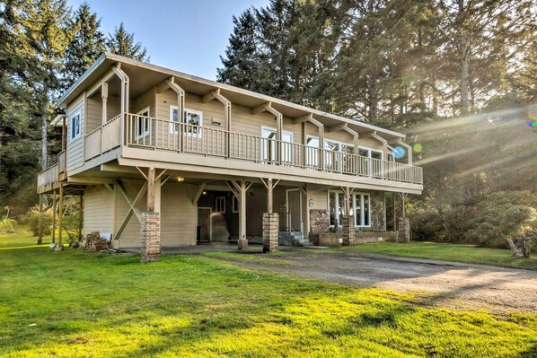 Coos Bay Vacation Rental | 3BR | 2BA | 2,100 Sq Ft | 2 Stories