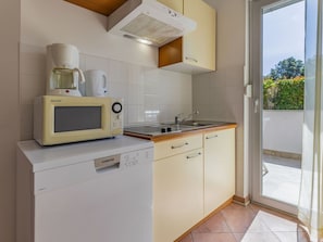 Cabinetry, Countertop, Gebäude, Herd, Küchengerät, Küche, Gasherd, Beleuchtung, Holz, Herd