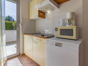 Cabinetry, Gebäude, Countertop, Küchengerät, Herd, Haushaltsgerät, Küche, Holz, Beleuchtung, Interior Design