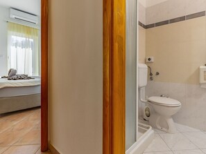 Gebäude, Fenster, Armatur, Sinken, Interior Design, Holz, Flooring, Badezimmer, Fussboden