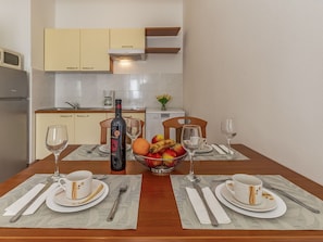 Tabelle, Geschirr, Eigentum, Möbel, Cabinetry, Dishware, Teller, Countertop, Küche
