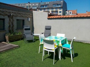 Bâtiment, Ciel, Meubles, Propriété, Fenêtre, Table, Chaise, Tableau De Plein Air, Mobilier De Jardin, Ombre