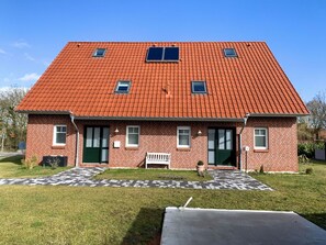 Himmel, Gebäude, Pflanze, Fenster, Baum, Haus, Grundstueck, Tür, Holz