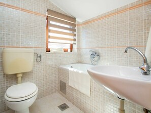 Zapfhahn, Armatur, Badewanne, Eigentum, Badezimmer, Bad Sink, Interior Design, Fussboden, Flooring