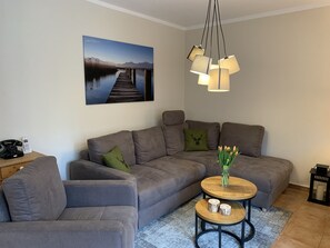 Ferienwohnung Theresa mit 1 sep. Schlafzimmer, Terrasse, ca. 50 qm-Couch Fewo Seibert