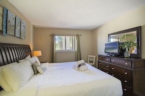 21-Crystal-Sands-201B-Bedroom