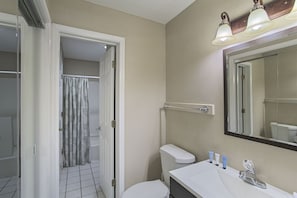 21-Crystal-Sands-201B-Bathroom