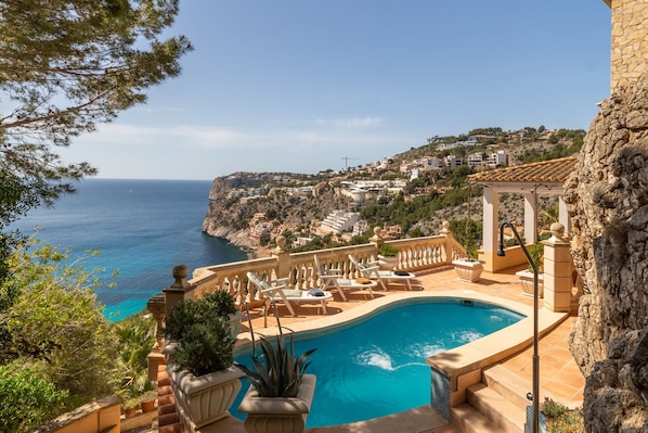 Villa with pool and sea view
