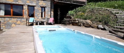 Le spa de nage avec un jacuzzi chauffé à 37° et piscine à 30° face à la montagne
