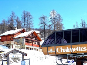 L'emplacement privilégié de ce chalet à 50m du télémix : départ et retour au ski