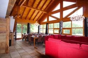 Salon - salle à manger- cuisine : cette grande pièce majestueuse de 80m² 