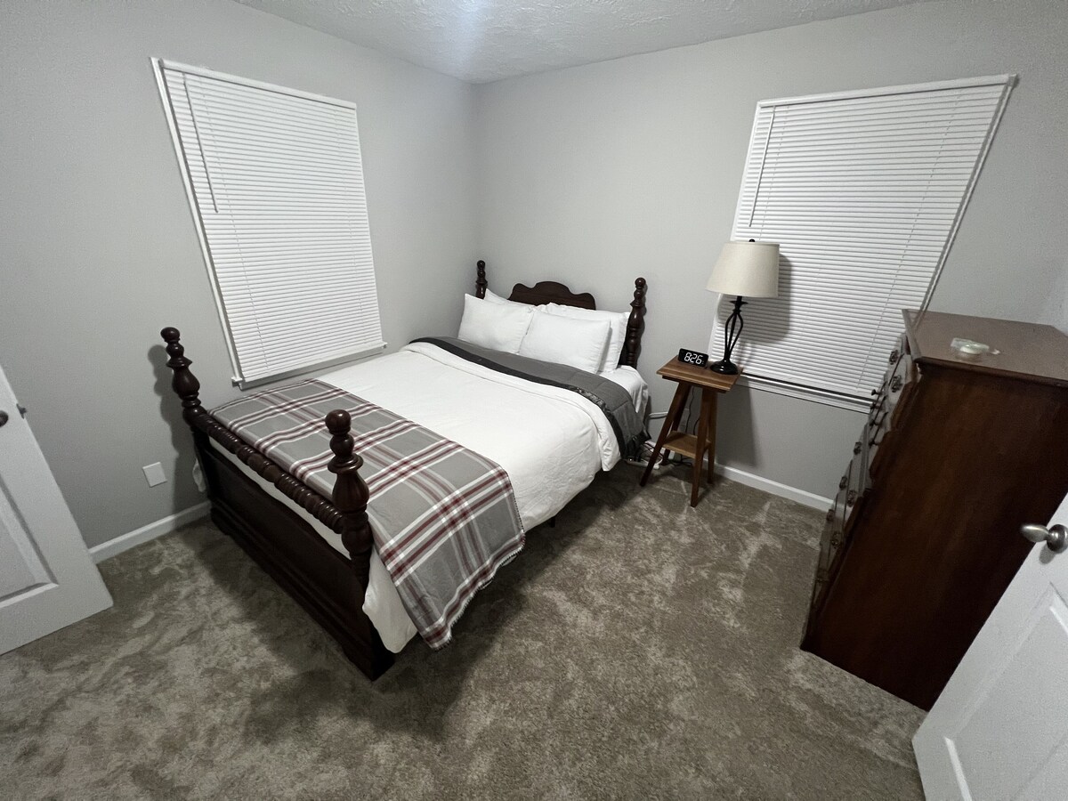 Newly Remodeled Home in Quiet and Safe Neighborhood.