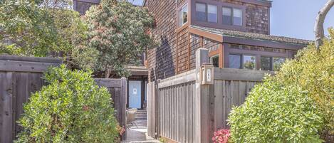 Welcome to "Sand Dollar House"! Oceanfront in Moss Landing!