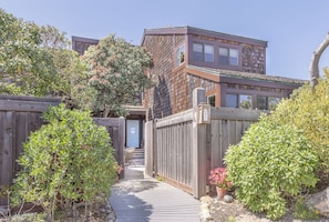 Welcome to "Sand Dollar House"! Oceanfront in Moss Landing!