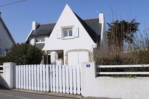 Maison vue de la rue entièrement cloturée