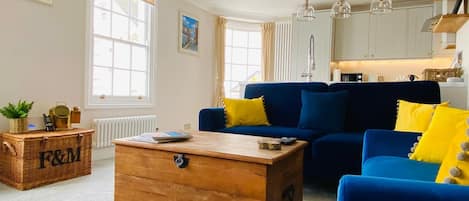 Beautiful bright living room & kitchen