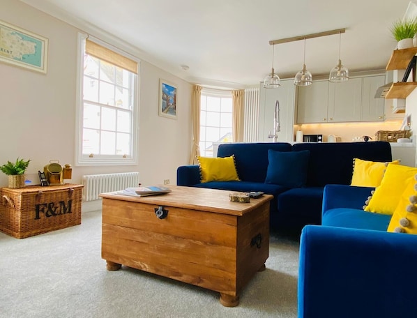 Beautiful bright living room & kitchen