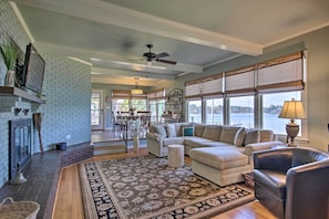 Living Room | Central A/C & Heating | Free WiFi