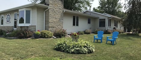 Beautiful house with a nice lawn to enjoy the scenery.