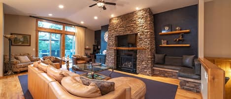 Yellow Pine 32 - Upstairs Living Area