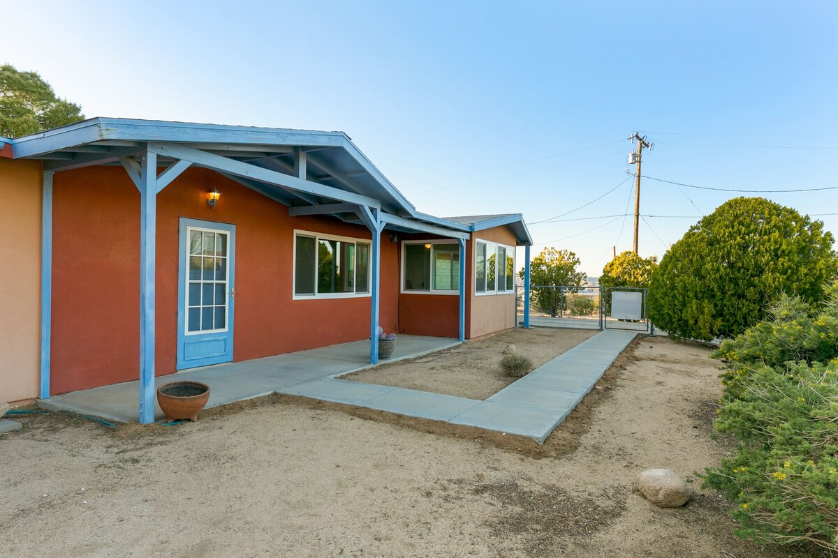 Rocky Ridge Retreat – Cozy & Colorful Home in Joshua Tree w/Hot Tub, Fire Pit & BBQ