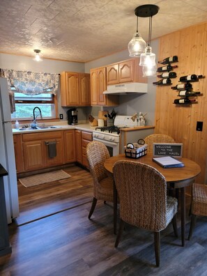 Dining table for 4 and stocked kitchen