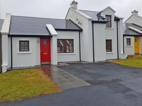 External View of Achill Sound Holiday Village No.7 on Achill Island 