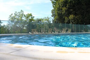 La piscine clôturée et sécurisée du gite.