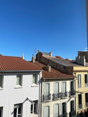 Vue de la rue en face de l'appartement