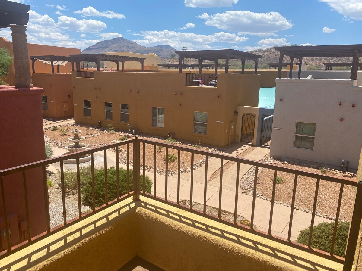Charming 2BR-2.5BA Townhome- Access to Pool, Hot Tub & Gym