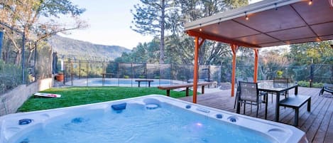 Brand new 7+ seat hot tub with gorgeous views!  Water is replaced regularly and the hot tub is of course always available.  =)