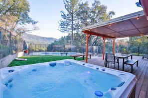 Brand new 7+ seat hot tub with gorgeous views! Water is replaced regularly and the hot tub is of course always available. =)