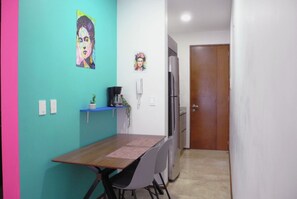 Entrance and dining table 