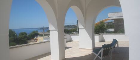 Terrazzo piano superiore con vista mare