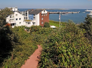 Als Gast auf Helgoland nehmen Sie teil am Leben an einem ungewöhnlichen Standort, der geprägt ist von der elementaren Natur, der Lage - weit entfernt von der Hektik des Festlandes, der wechselvollen Geschichte und einer großen Vielfalt auf engem Raum.