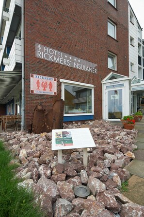 Im Hotel Rickmers Insulaner haben wir mit viel Liebe und hohem Aufwand daran gearbeitet, einerseits den Charakter und das originale Bild der Zeit zu erhalten und andererseits ein modernes Hotel mit allen Funktionalitäten für die heutigen Ansprüche zu schaffen.