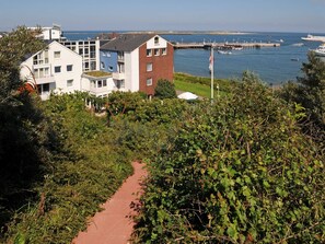 Als Gast auf Helgoland nehmen Sie teil am Leben an einem ungewöhnlichen Standort, der geprägt ist von der elementaren Natur, der Lage - weit entfernt von der Hektik des Festlandes, der wechselvollen Geschichte und einer großen Vielfalt auf engem Raum.