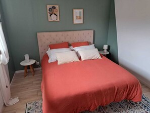 Chambre 1 : lit 160 x 200 avec une grande penderie
