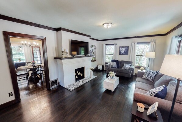 Cozy Living Room with ample Seating