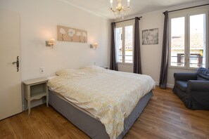 Bedroom with bed of 180 x 200 cm