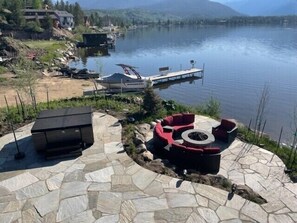 Private dock, 8 person hot tub and gas firepit to roast S’mores!