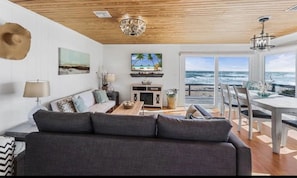 📺Enjoy Smart tv and comfy seating for 8,books,shells,games,speaker and fireplace