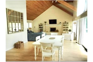 Dining/LR area with vaulted ceilings