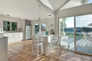 Kitchen and breakfast area