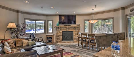 Living room with view to the ski area