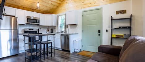 Vaulted ceiling, full kitchen.