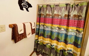 Enjoy a nice hot bath or shower in our 2nd bathroom filled with Bears!!