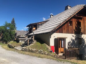 Vue  latérale de la bâtisse en été