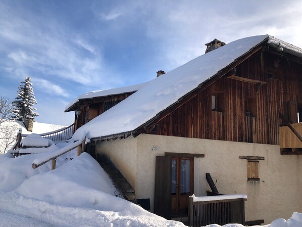 Vue latérale de la bâtisse (l'appartement occupe toute la partie en bois)